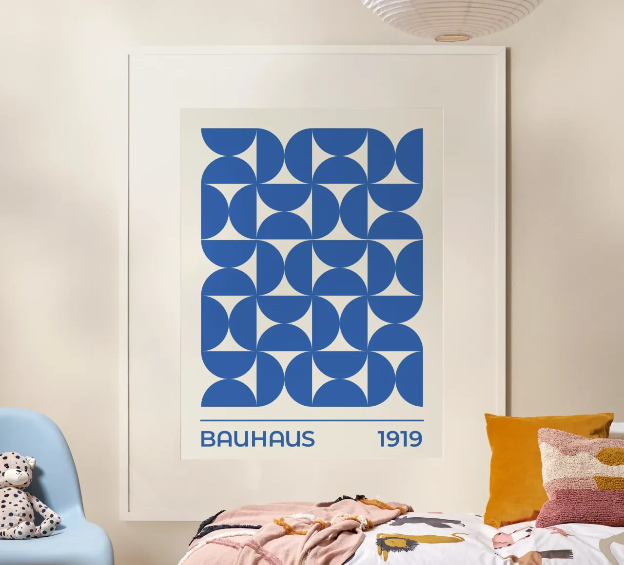 Modello Mostra Bauhaus 1919 (tonalità blu) poster con telaio in legno da Paigaam Studio