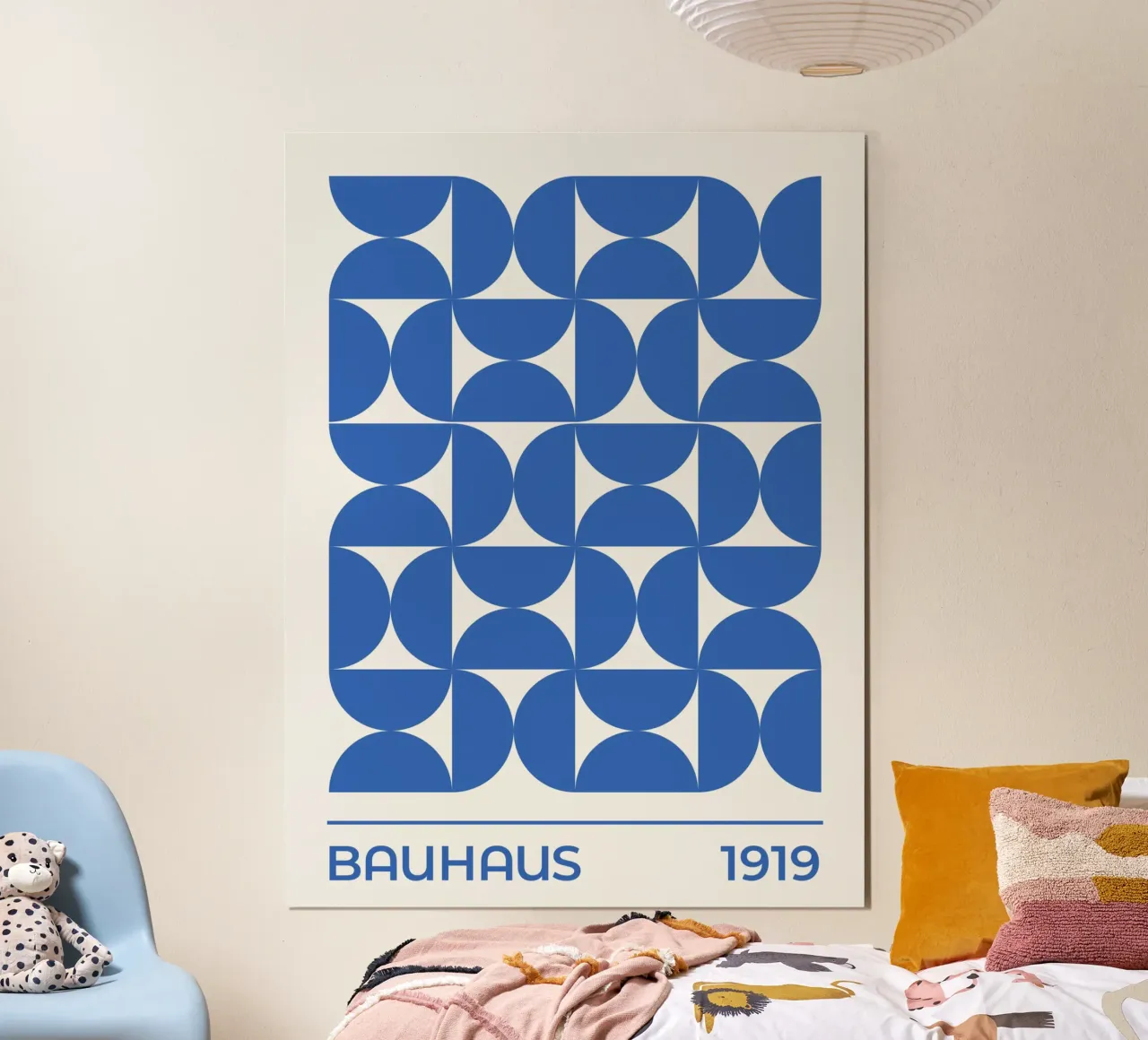 Modello Mostra Bauhaus 1919 (tonalità blu) poster con telaio in legno da Paigaam Studio