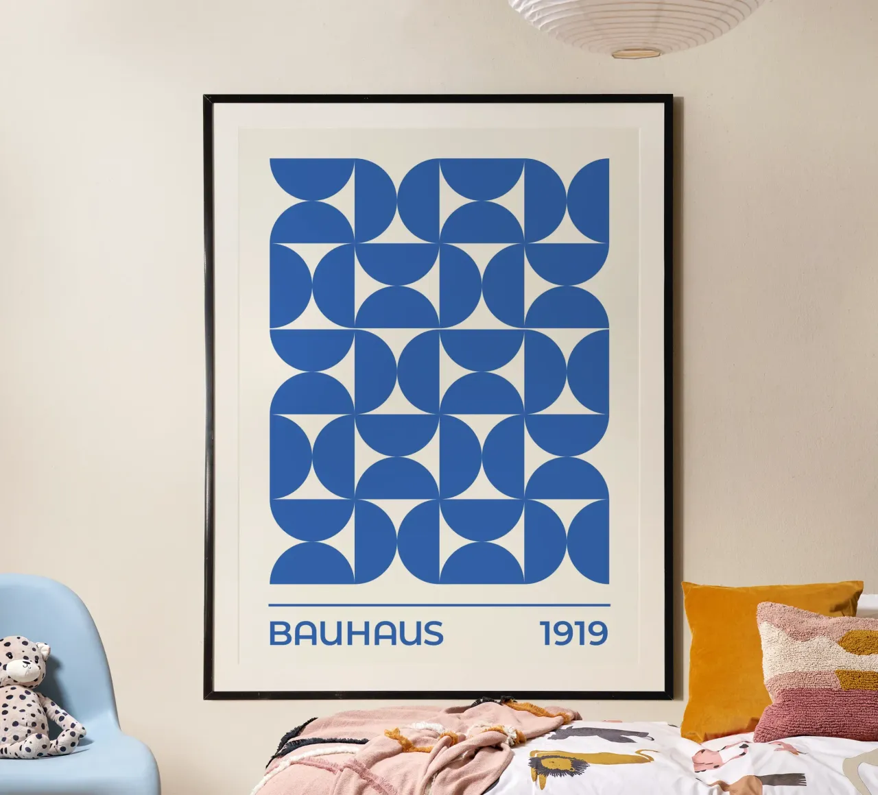 Modello Mostra Bauhaus 1919 (tonalità blu) poster con telaio in legno da Paigaam Studio