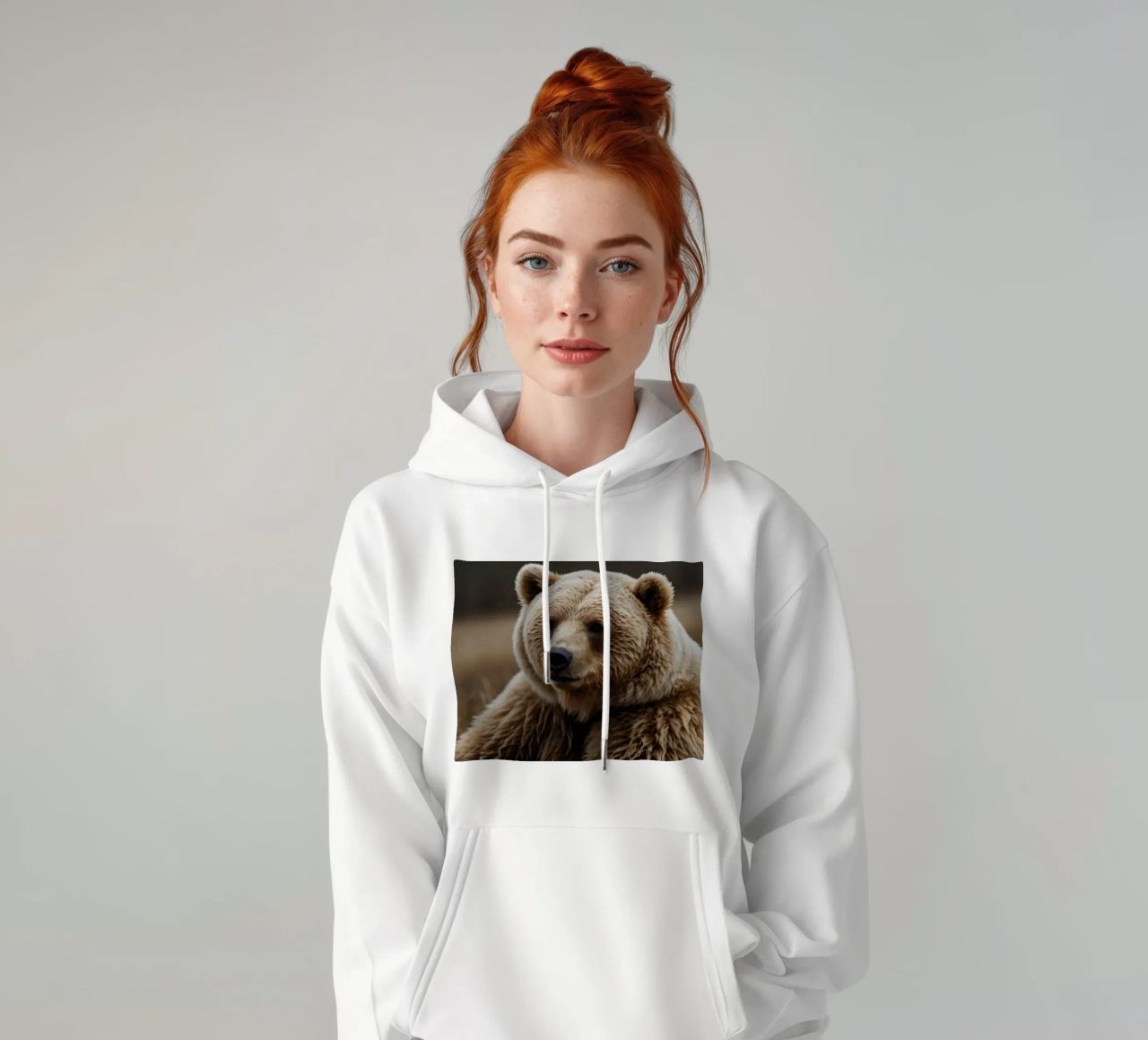 Vue rapprochée d'un ours brun se reposant dans un champ herbeux. sweat à capuche de DesignDoodle