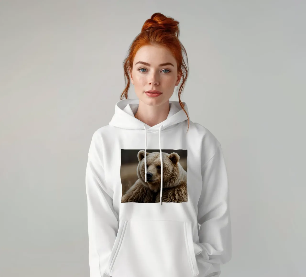 Vue rapprochée d'un ours brun se reposant dans un champ herbeux. sweat à capuche de DesignDoodle
