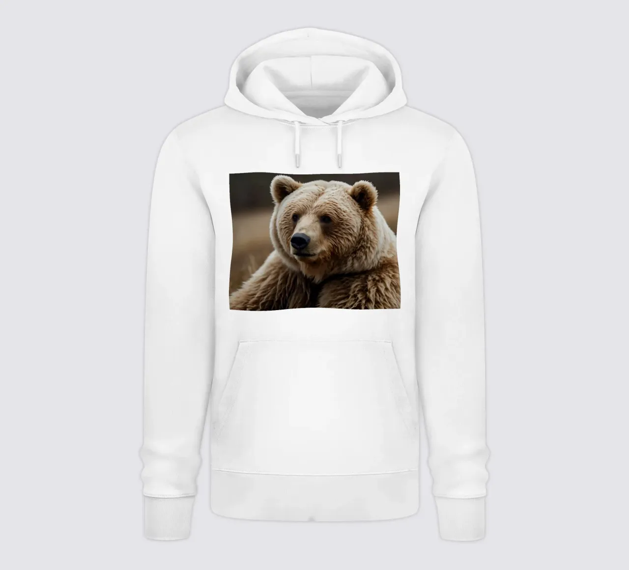 Vue rapprochée d'un ours brun se reposant dans un champ herbeux. sweat à capuche de DesignDoodle