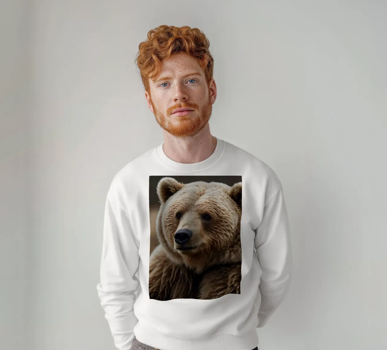 Nahaufnahme eines Braunbären, der auf einer Wiese ruht Sweatshirt von DesignDoodle