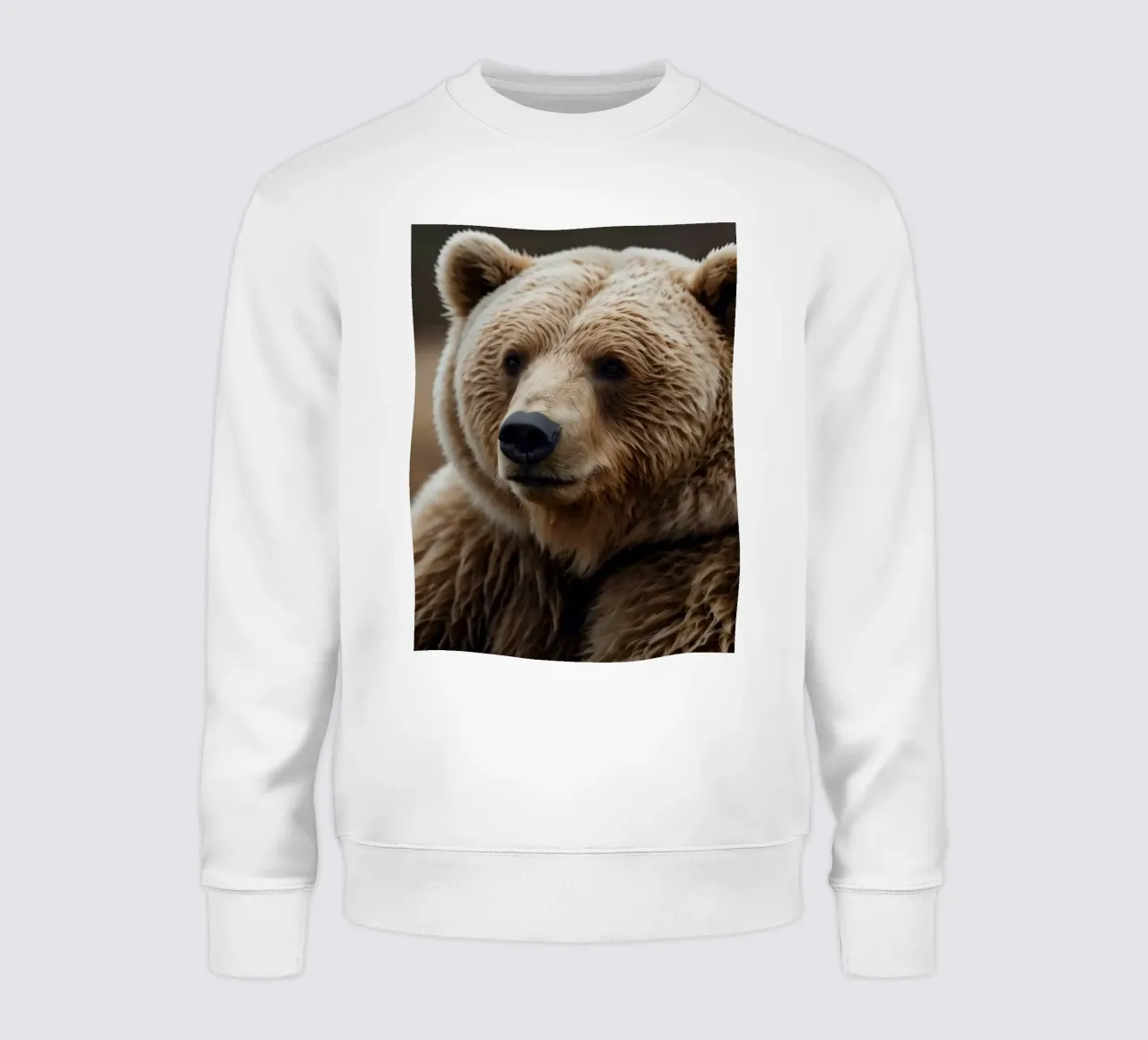 Vue rapprochée d'un ours brun se reposant dans un champ herbeux. sweat de DesignDoodle
