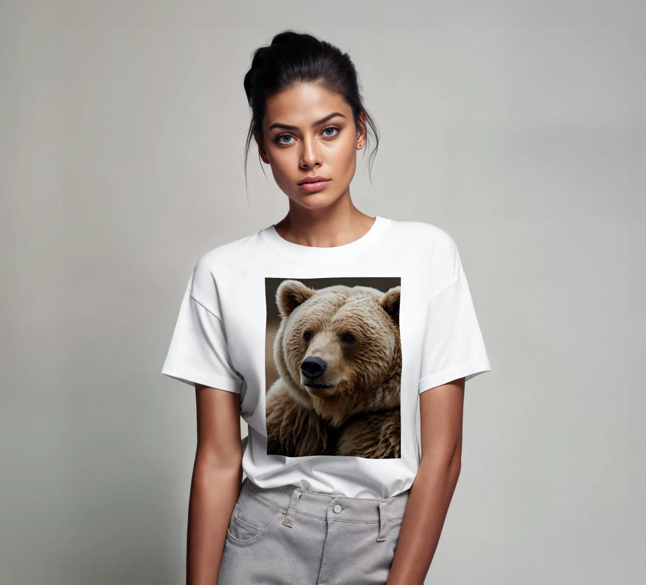 Vue rapprochée d'un ours brun se reposant dans un champ herbeux. t-shirt de DesignDoodle