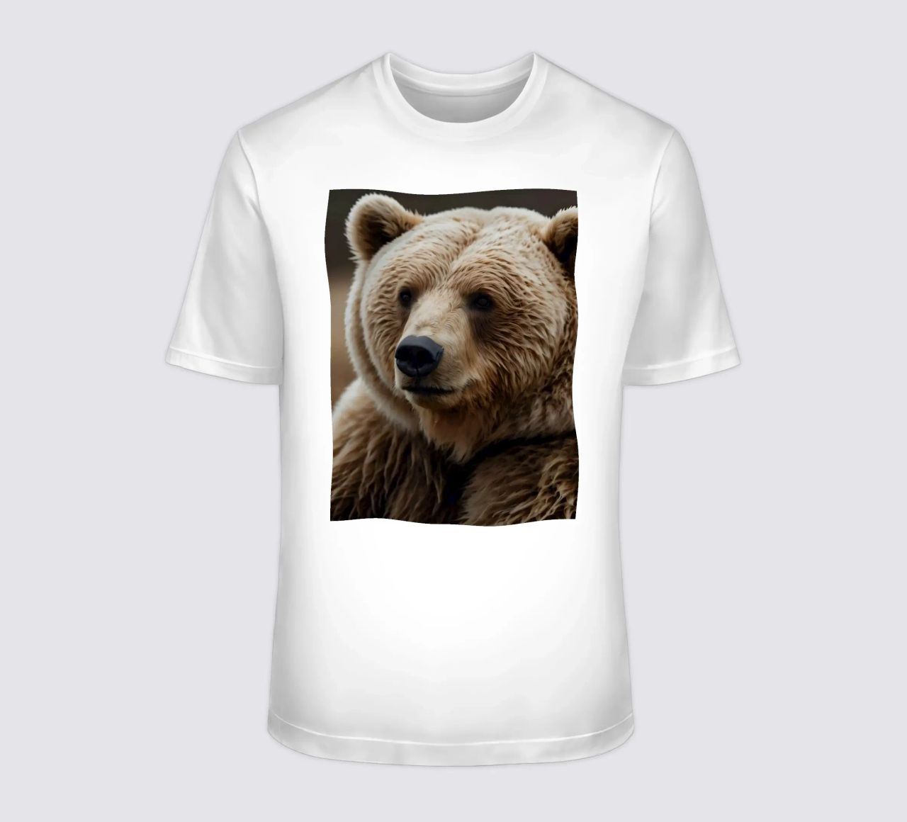 Vue rapprochée d'un ours brun se reposant dans un champ herbeux. t-shirt de DesignDoodle