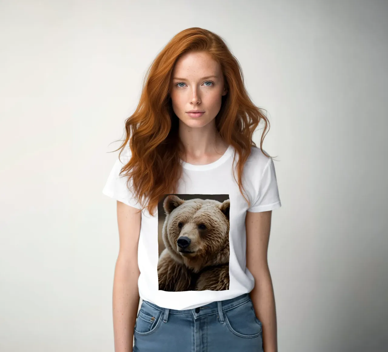 Vue rapprochée d'un ours brun se reposant dans un champ herbeux. t-shirt ajusté pour femmes de DesignDoodle