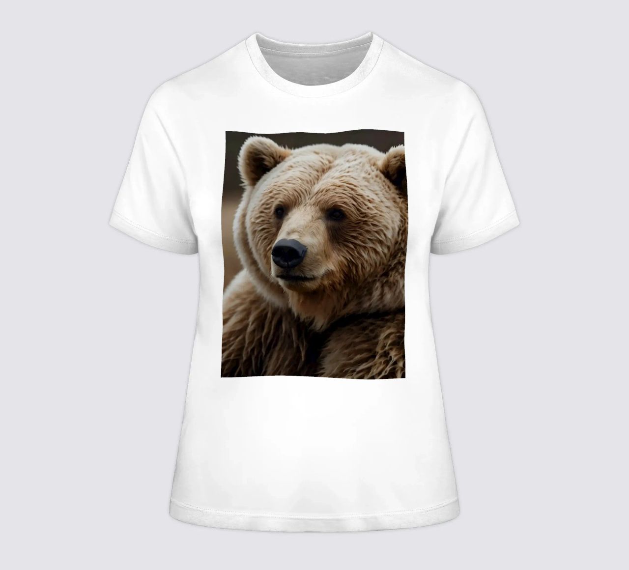 Vue rapprochée d'un ours brun se reposant dans un champ herbeux. t-shirt ajusté pour femmes de DesignDoodle