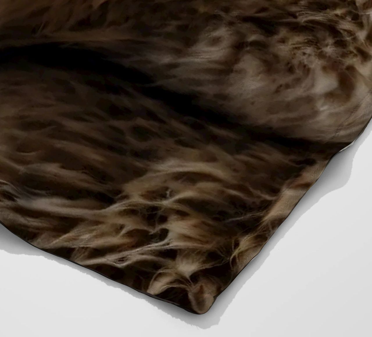 Vue rapprochée d'un ours brun se reposant dans un champ herbeux. plaid polaire de DesignDoodle