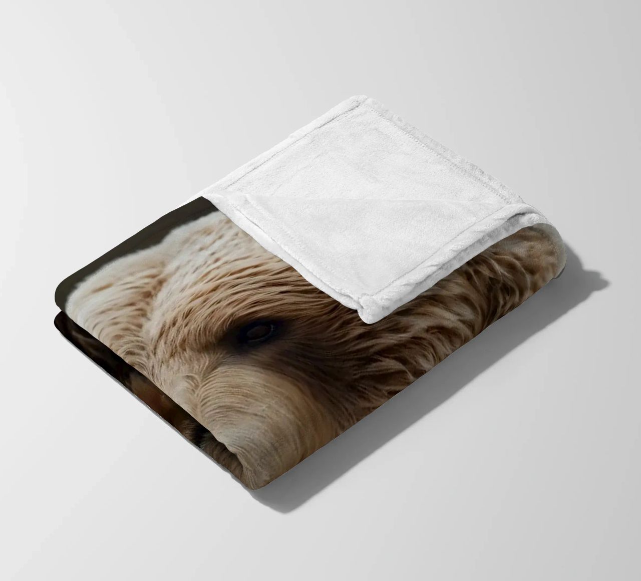 Vue rapprochée d'un ours brun se reposant dans un champ herbeux. plaid polaire de DesignDoodle