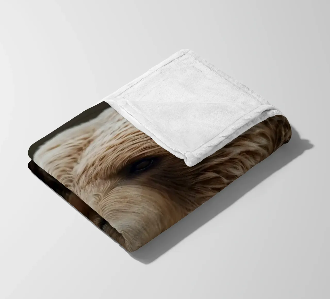 Vue rapprochée d'un ours brun se reposant dans un champ herbeux. plaid polaire de DesignDoodle