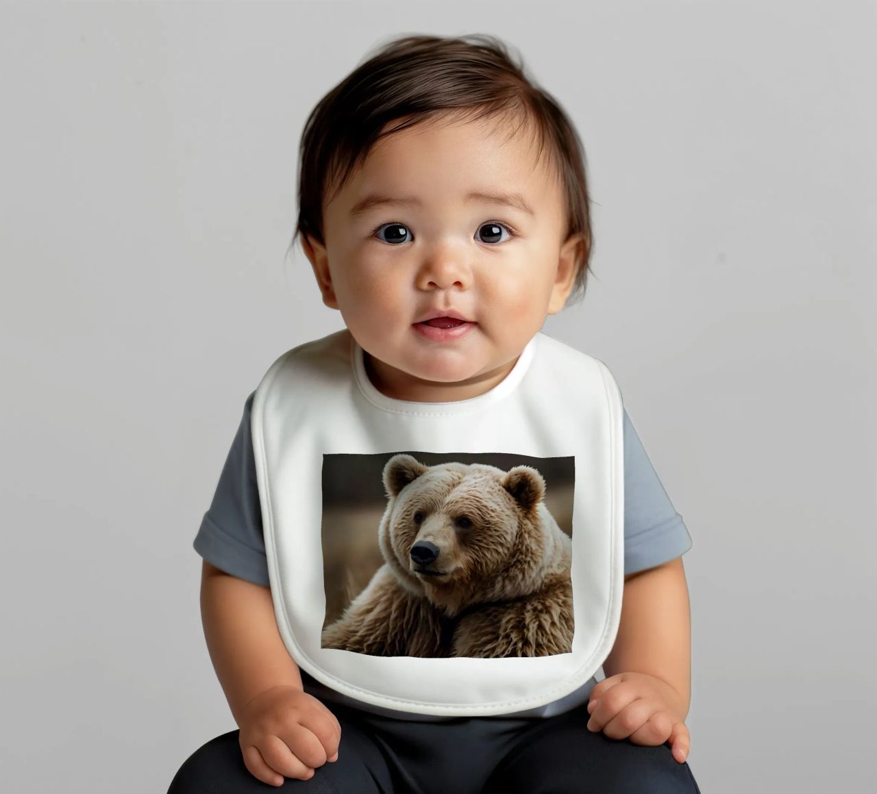 Vue rapprochée d'un ours brun se reposant dans un champ herbeux. bavoir de DesignDoodle