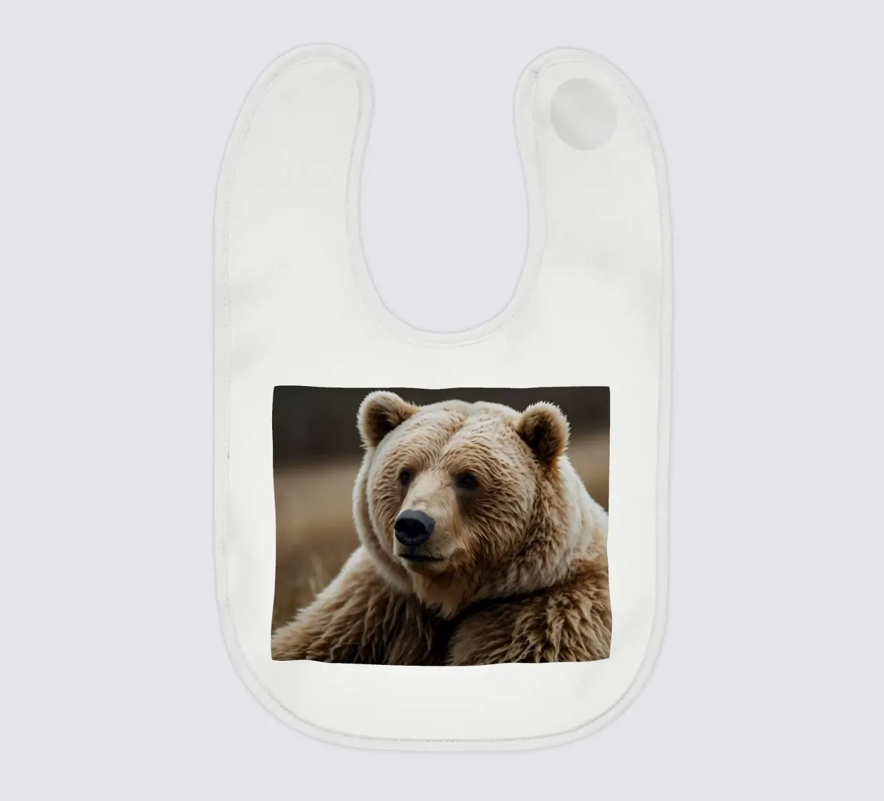 Vue rapprochée d'un ours brun se reposant dans un champ herbeux. bavoir de DesignDoodle