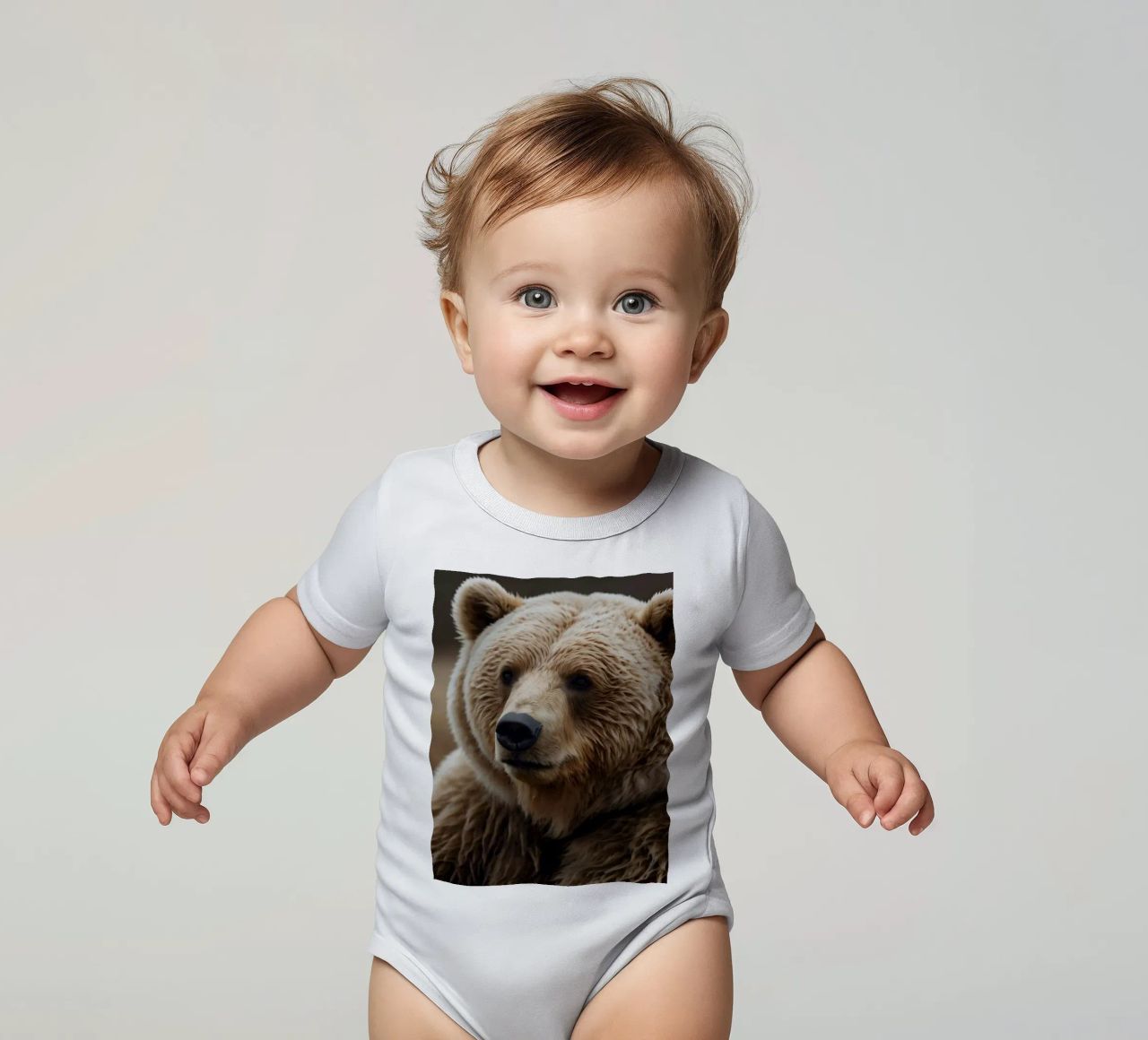 Vue rapprochée d'un ours brun se reposant dans un champ herbeux. body bébé de DesignDoodle