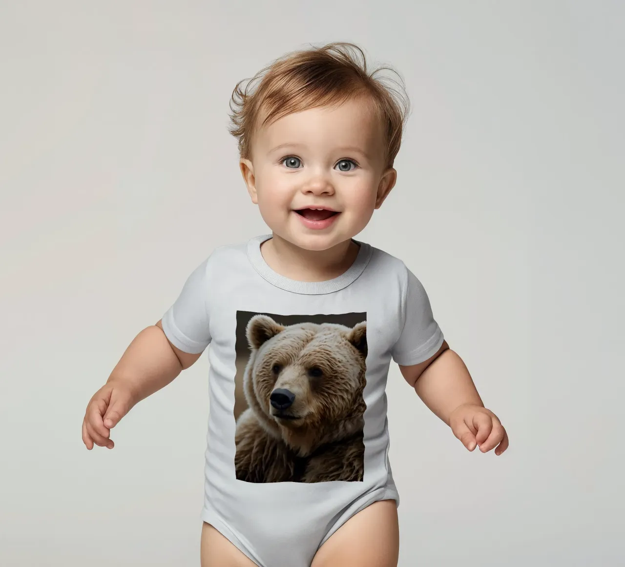 Vue rapprochée d'un ours brun se reposant dans un champ herbeux. body bébé de DesignDoodle