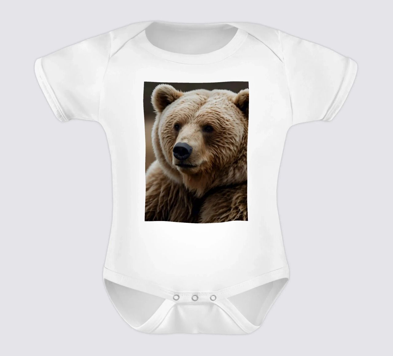 Vue rapprochée d'un ours brun se reposant dans un champ herbeux. body bébé de DesignDoodle