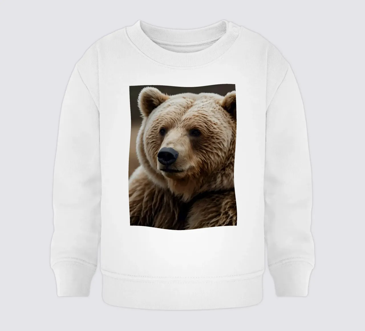 Vue rapprochée d'un ours brun se reposant dans un champ herbeux. sweat pour bébé de DesignDoodle