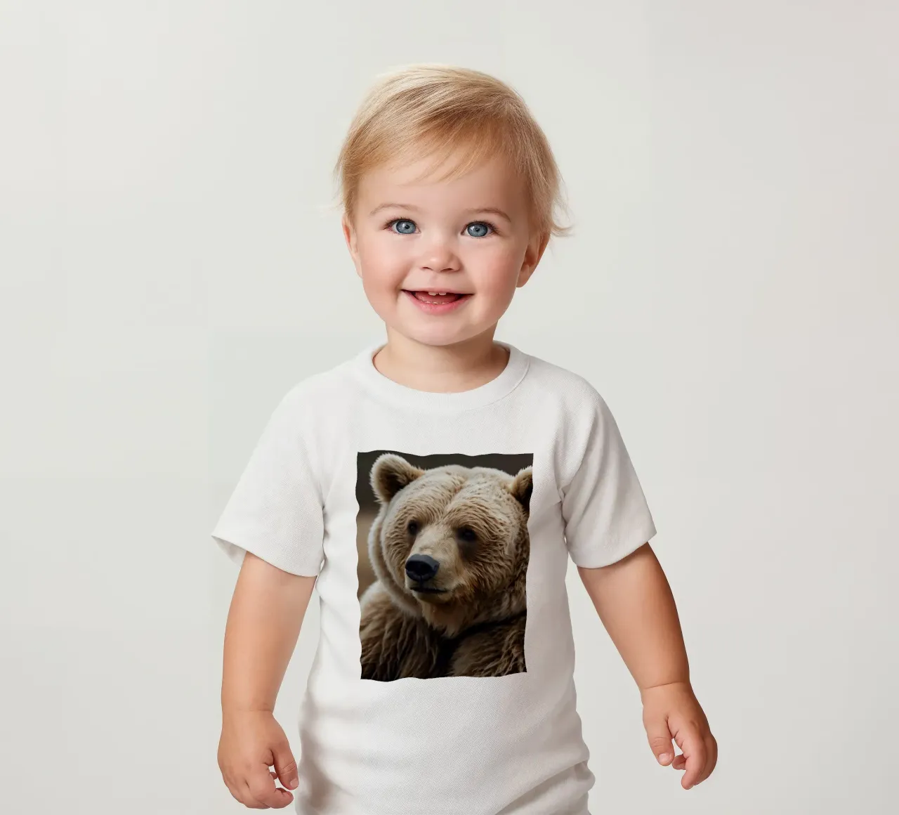 Vue rapprochée d'un ours brun se reposant dans un champ herbeux. t-shirt pour bébé de DesignDoodle