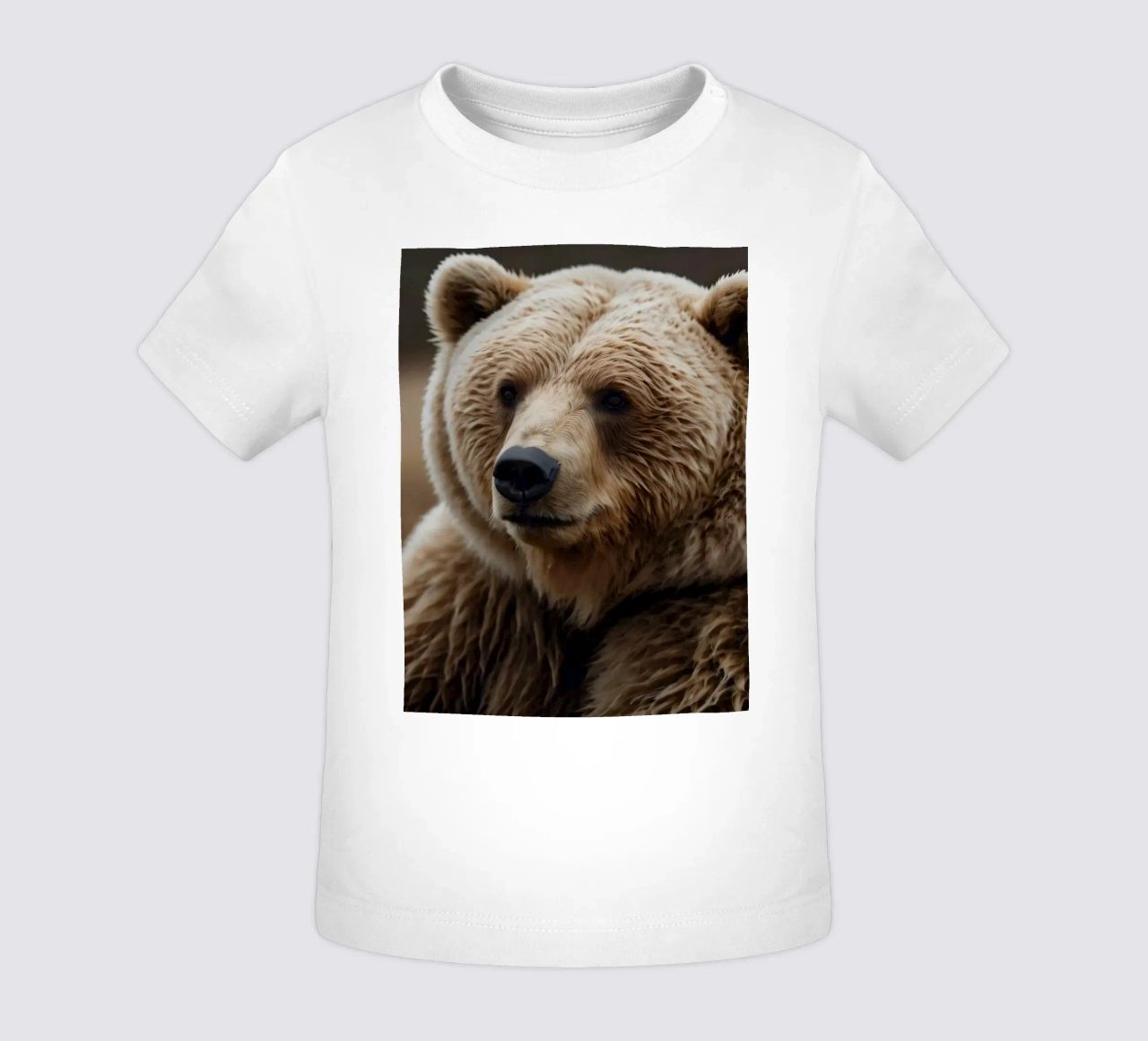 Vue rapprochée d'un ours brun se reposant dans un champ herbeux. t-shirt pour bébé de DesignDoodle