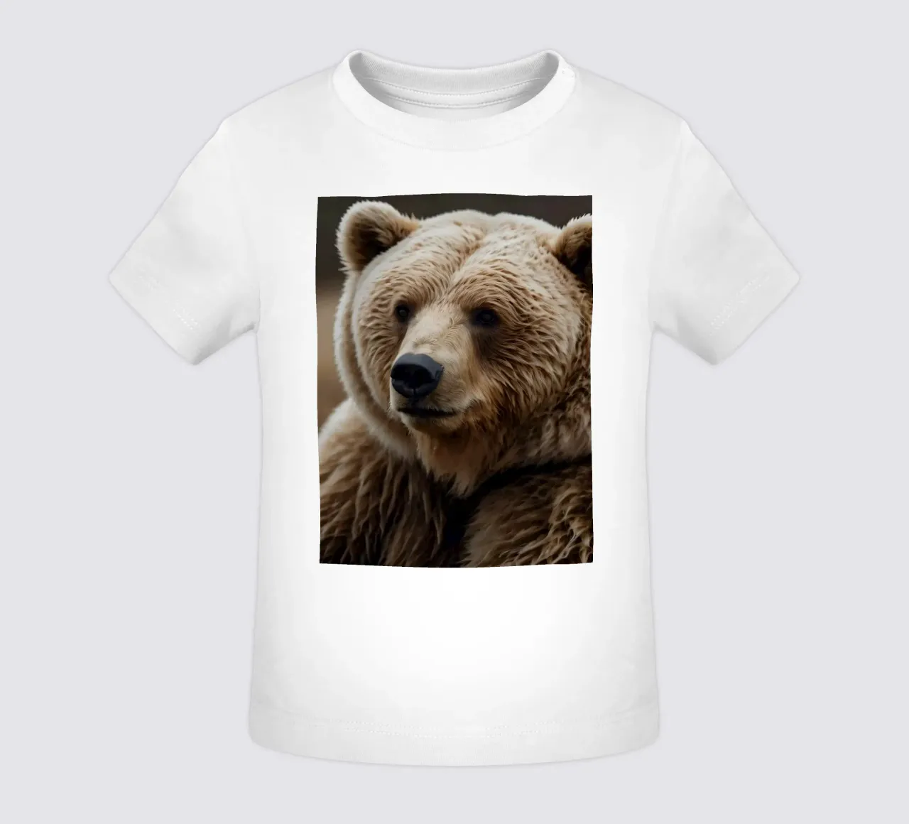 Vue rapprochée d'un ours brun se reposant dans un champ herbeux. t-shirt pour bébé de DesignDoodle