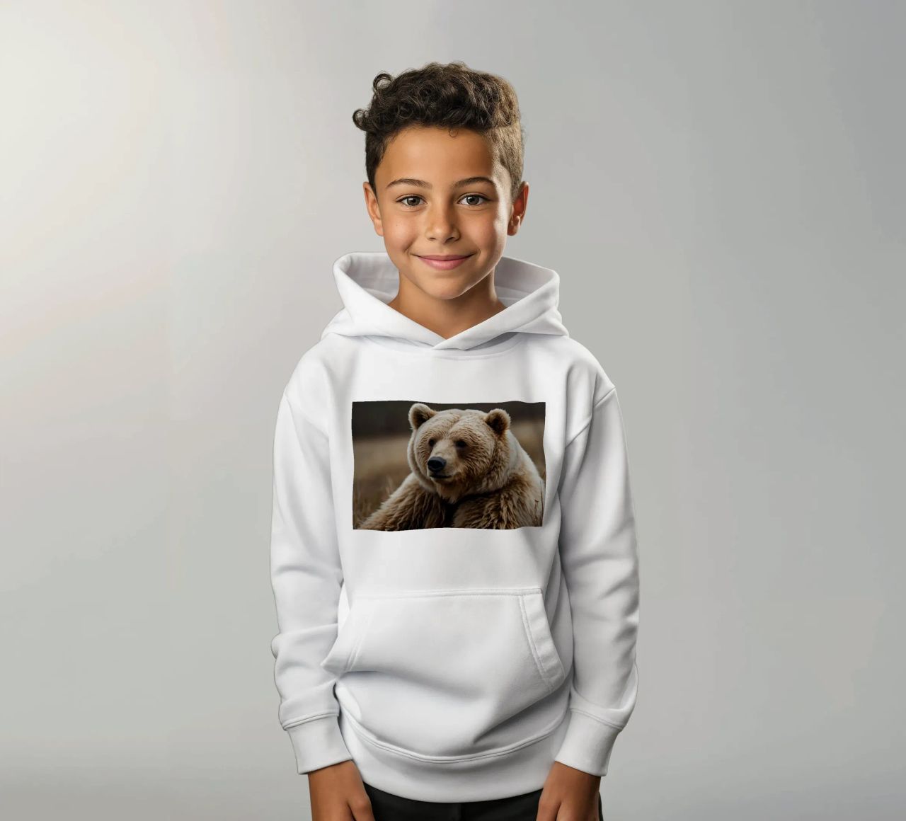 Vue rapprochée d'un ours brun se reposant dans un champ herbeux. sweat à capuche enfant de DesignDoodle