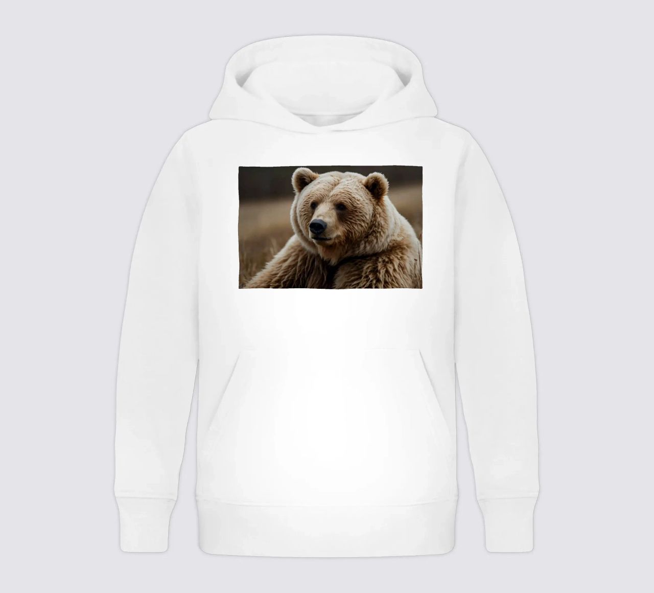 Vue rapprochée d'un ours brun se reposant dans un champ herbeux. sweat à capuche enfant de DesignDoodle