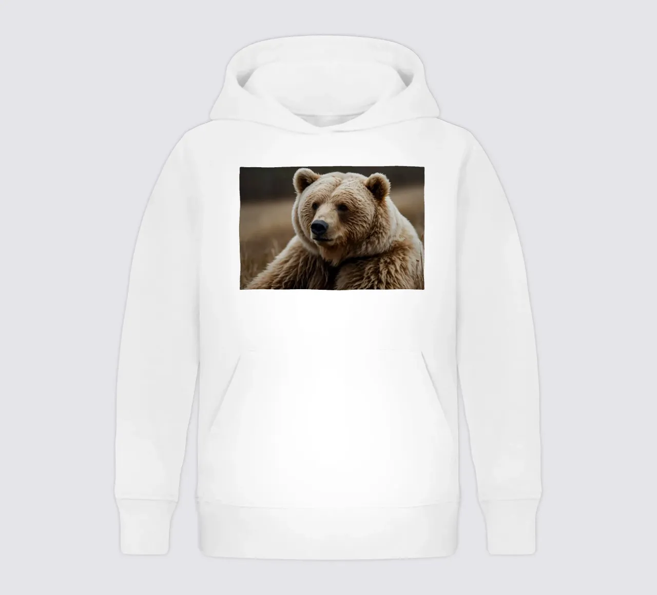 Vue rapprochée d'un ours brun se reposant dans un champ herbeux. sweat à capuche enfant de DesignDoodle