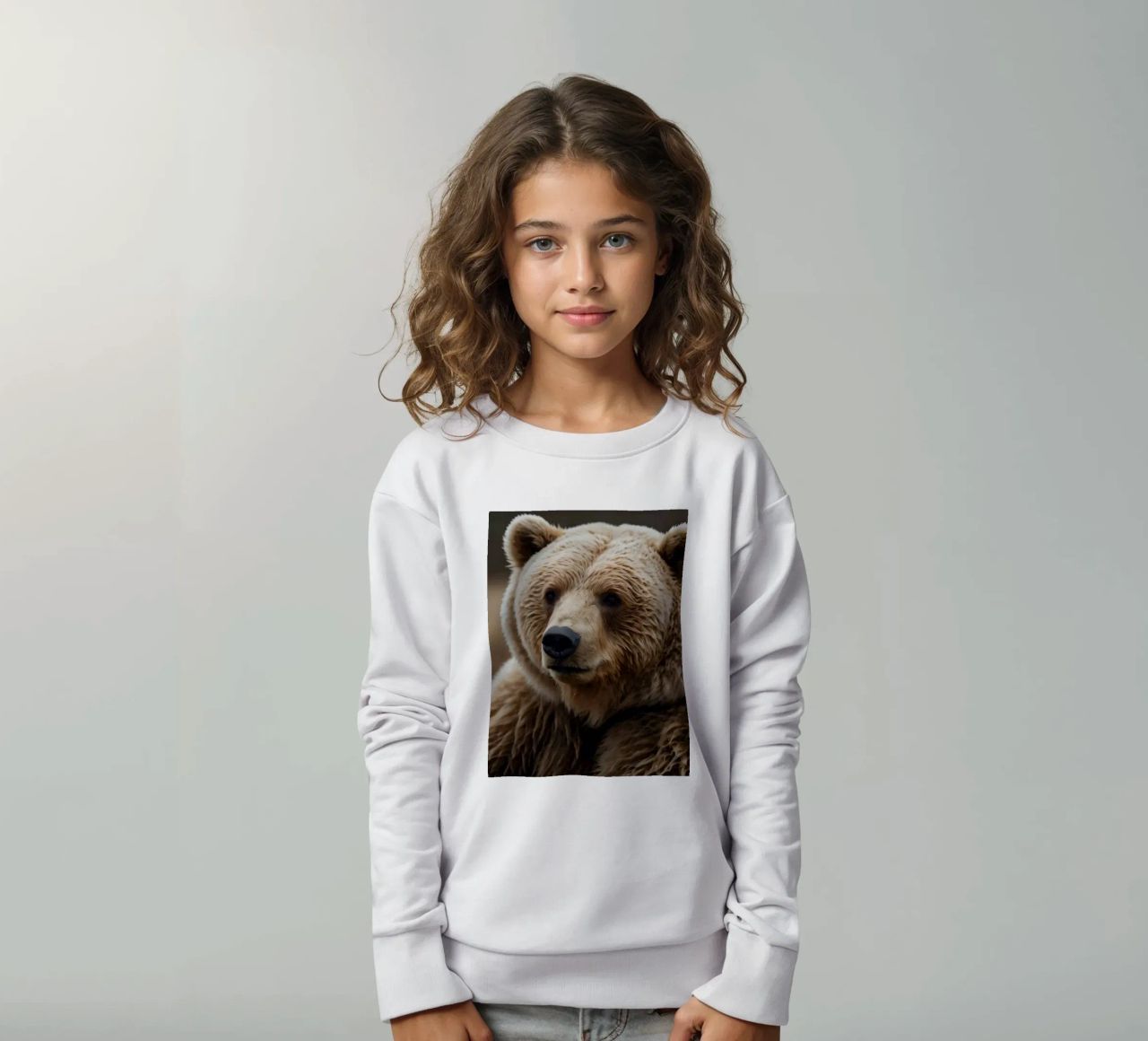 Vue rapprochée d'un ours brun se reposant dans un champ herbeux. sweat enfant de DesignDoodle