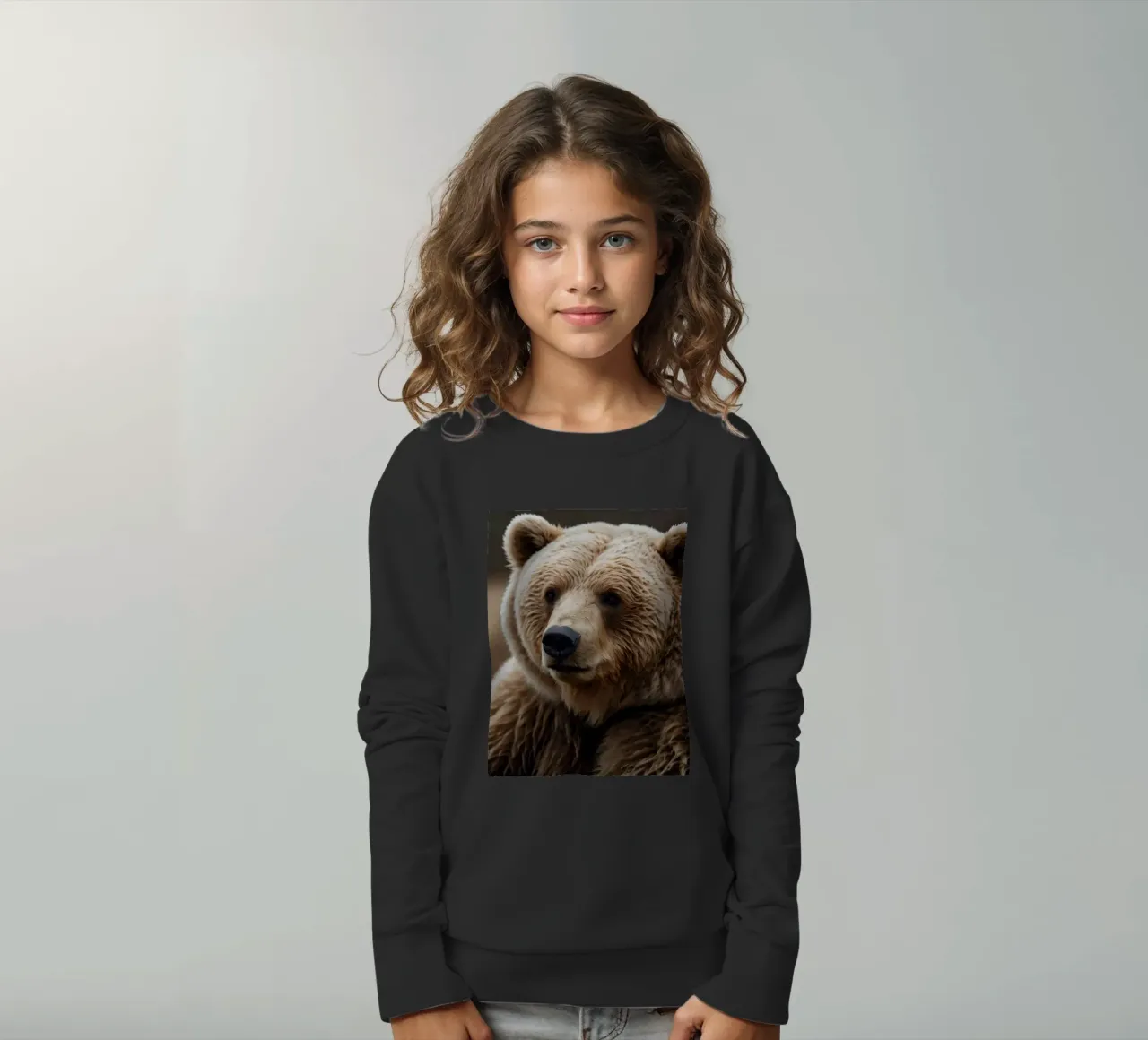 Vue rapprochée d'un ours brun se reposant dans un champ herbeux. sweat enfant de DesignDoodle