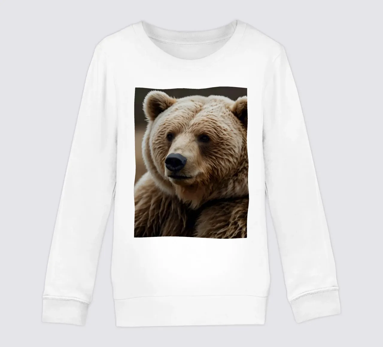 Vue rapprochée d'un ours brun se reposant dans un champ herbeux. sweat enfant de DesignDoodle