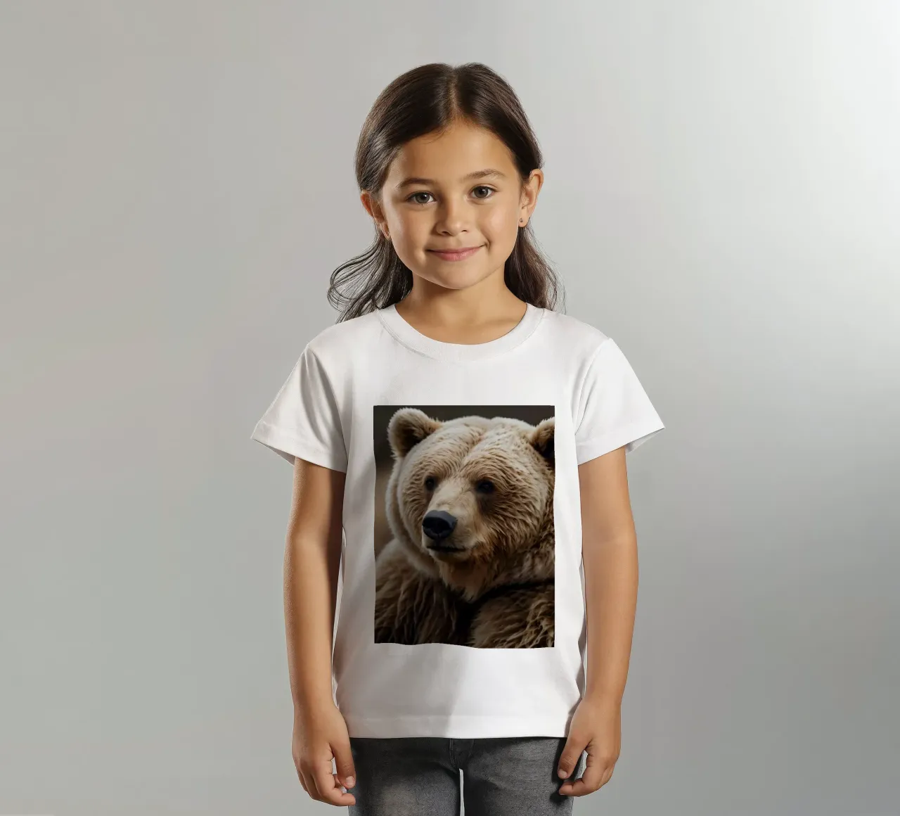 Nahaufnahme eines Braunbären, der auf einer Wiese ruht Kinder T-Shirt von DesignDoodle