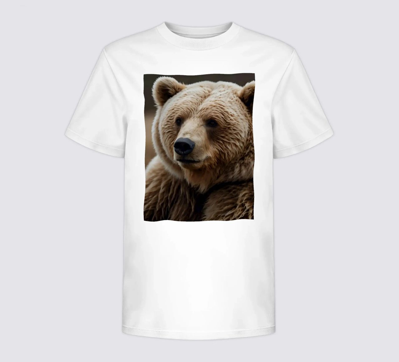 Vue rapprochée d'un ours brun se reposant dans un champ herbeux. t-shirt enfant de DesignDoodle