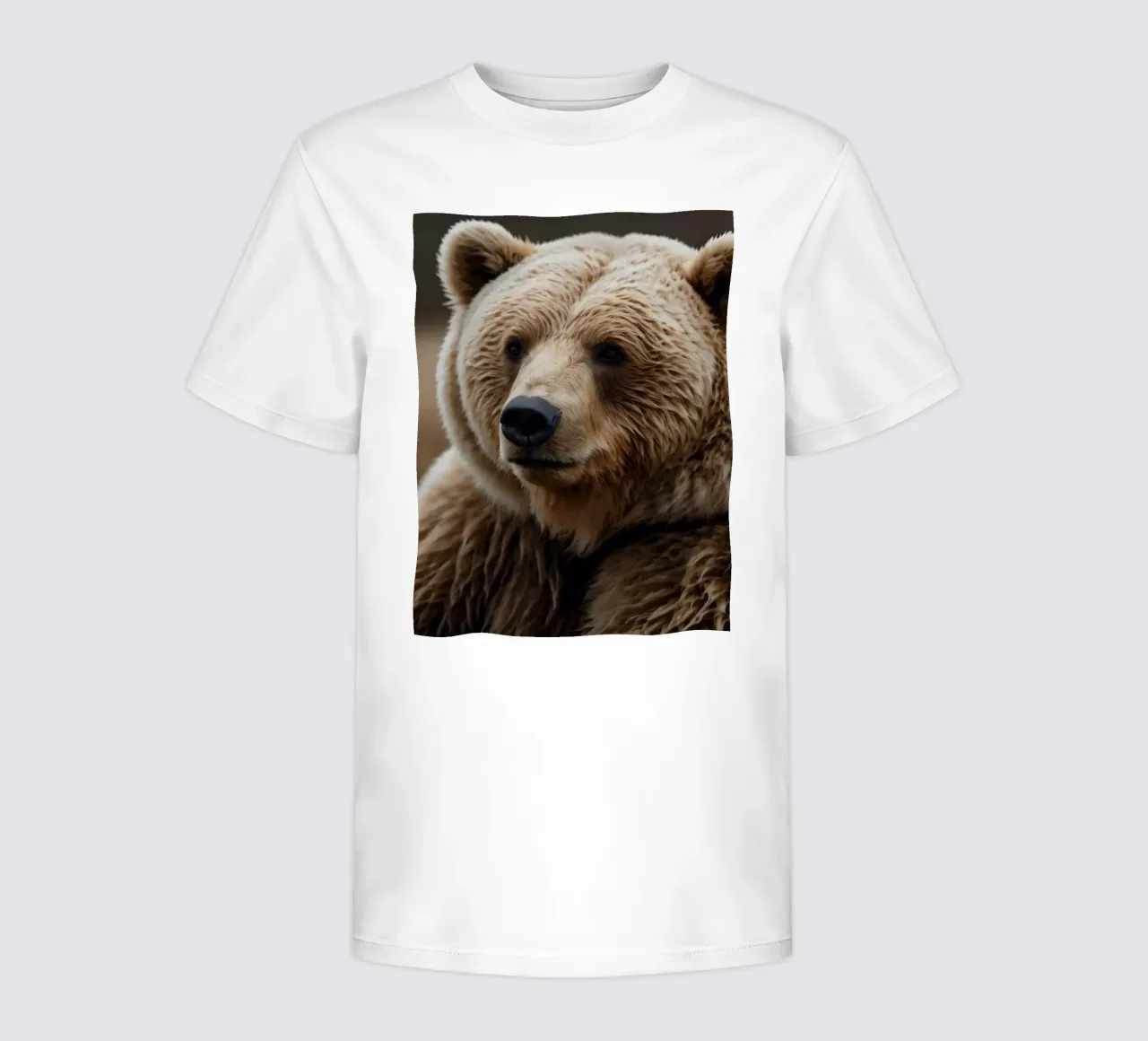 Een close-up van een bruine beer rustend in een grasveld kinder t-shirt van DesignDoodle