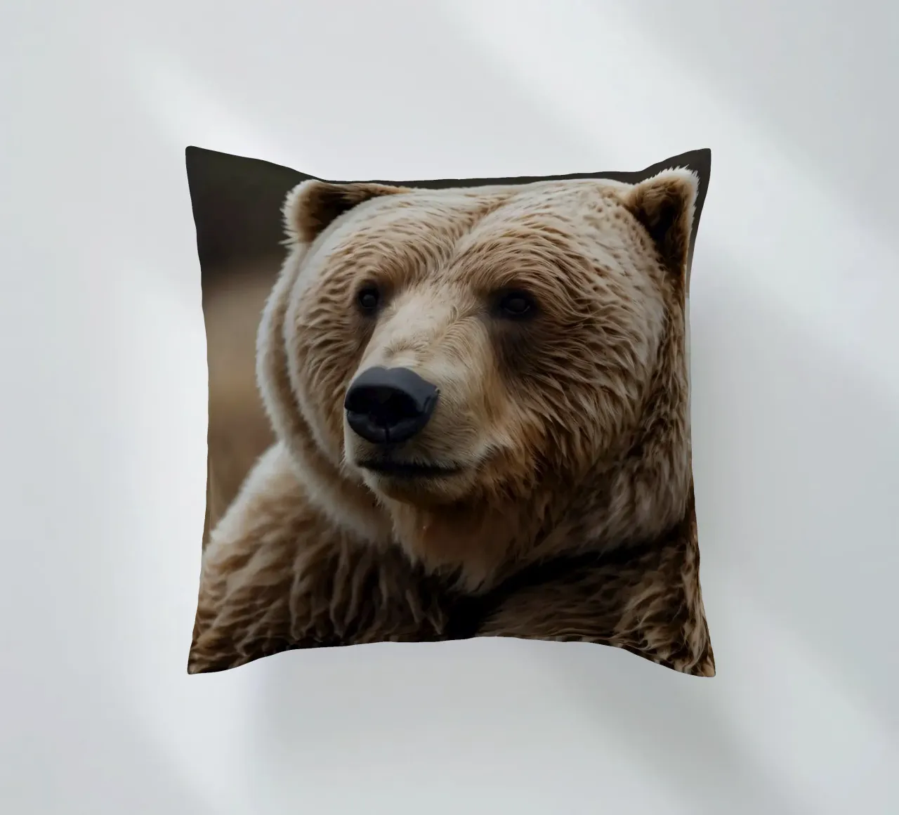 Vue rapprochée d'un ours brun se reposant dans un champ herbeux. coussin de DesignDoodle