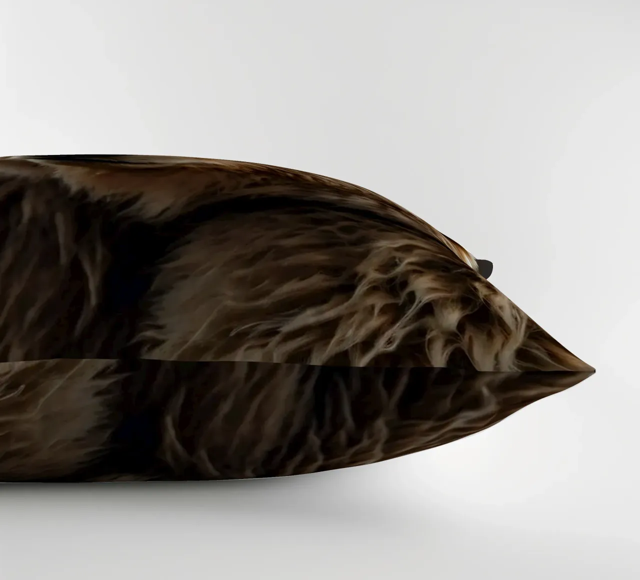 Vue rapprochée d'un ours brun se reposant dans un champ herbeux. coussin de DesignDoodle