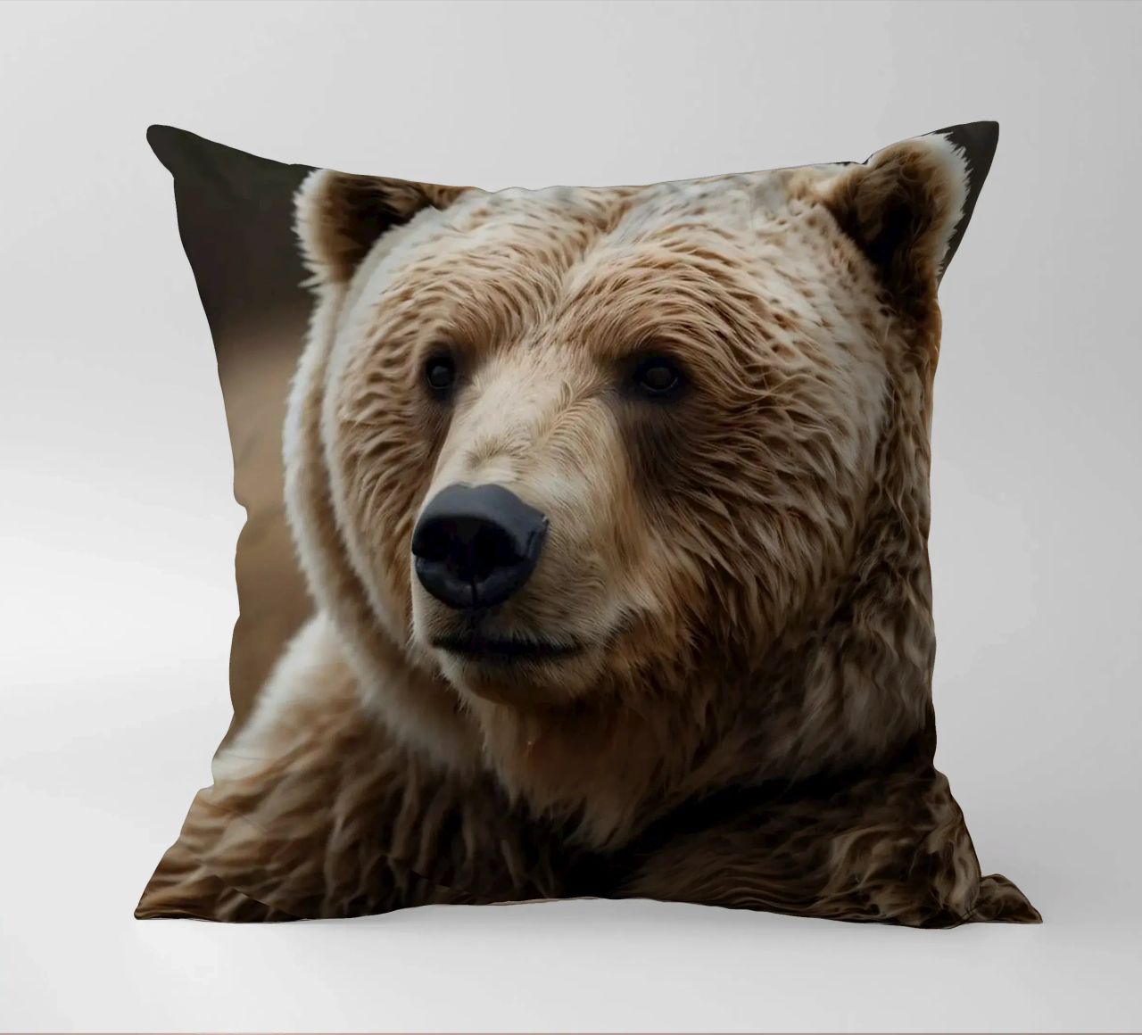 Vue rapprochée d'un ours brun se reposant dans un champ herbeux. coussin de DesignDoodle