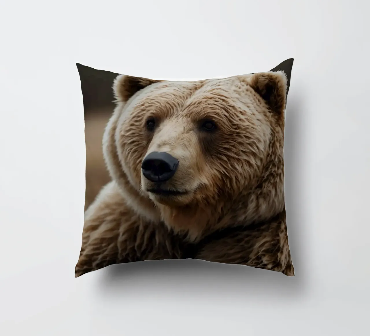 Vue rapprochée d'un ours brun se reposant dans un champ herbeux. coussin de DesignDoodle