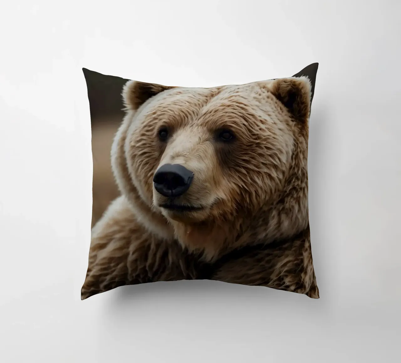 Vue rapprochée d'un ours brun se reposant dans un champ herbeux. coussin de DesignDoodle