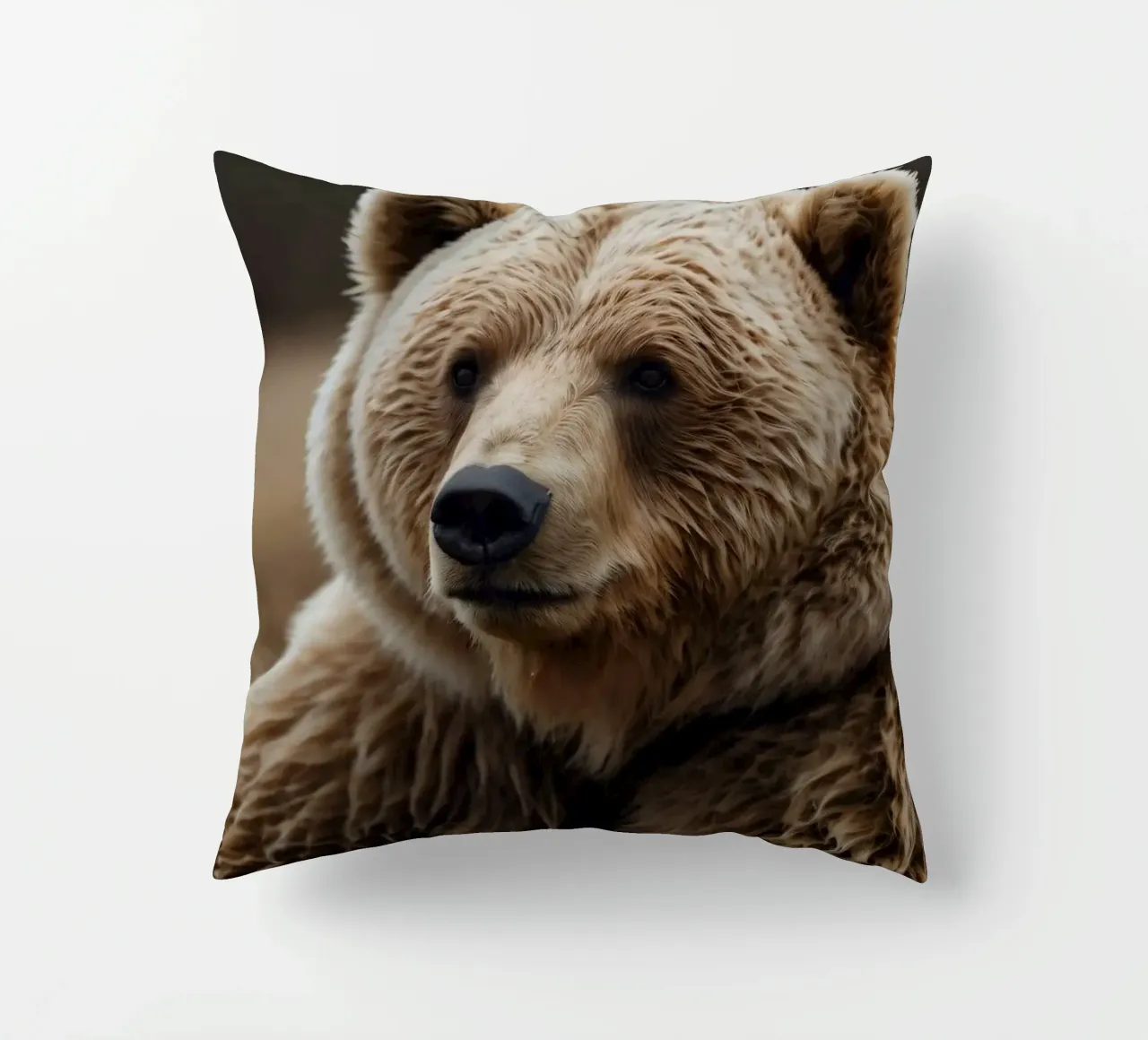 Vue rapprochée d'un ours brun se reposant dans un champ herbeux. coussin de DesignDoodle
