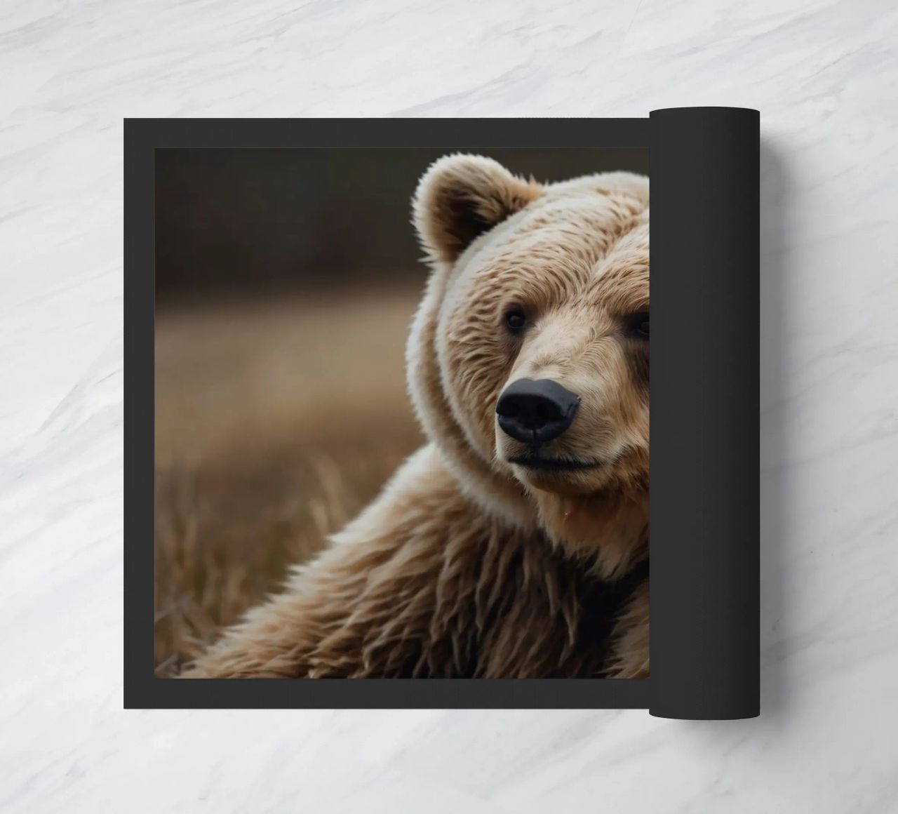 Vue rapprochée d'un ours brun se reposant dans un champ herbeux. paillasson de DesignDoodle