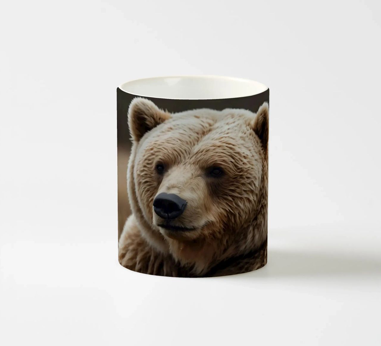 Vue rapprochée d'un ours brun se reposant dans un champ herbeux. mug en céramique de DesignDoodle