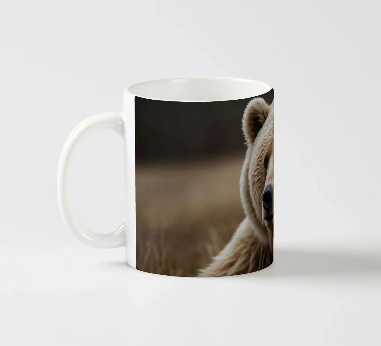 Vue rapprochée d'un ours brun se reposant dans un champ herbeux. mug en céramique de DesignDoodle