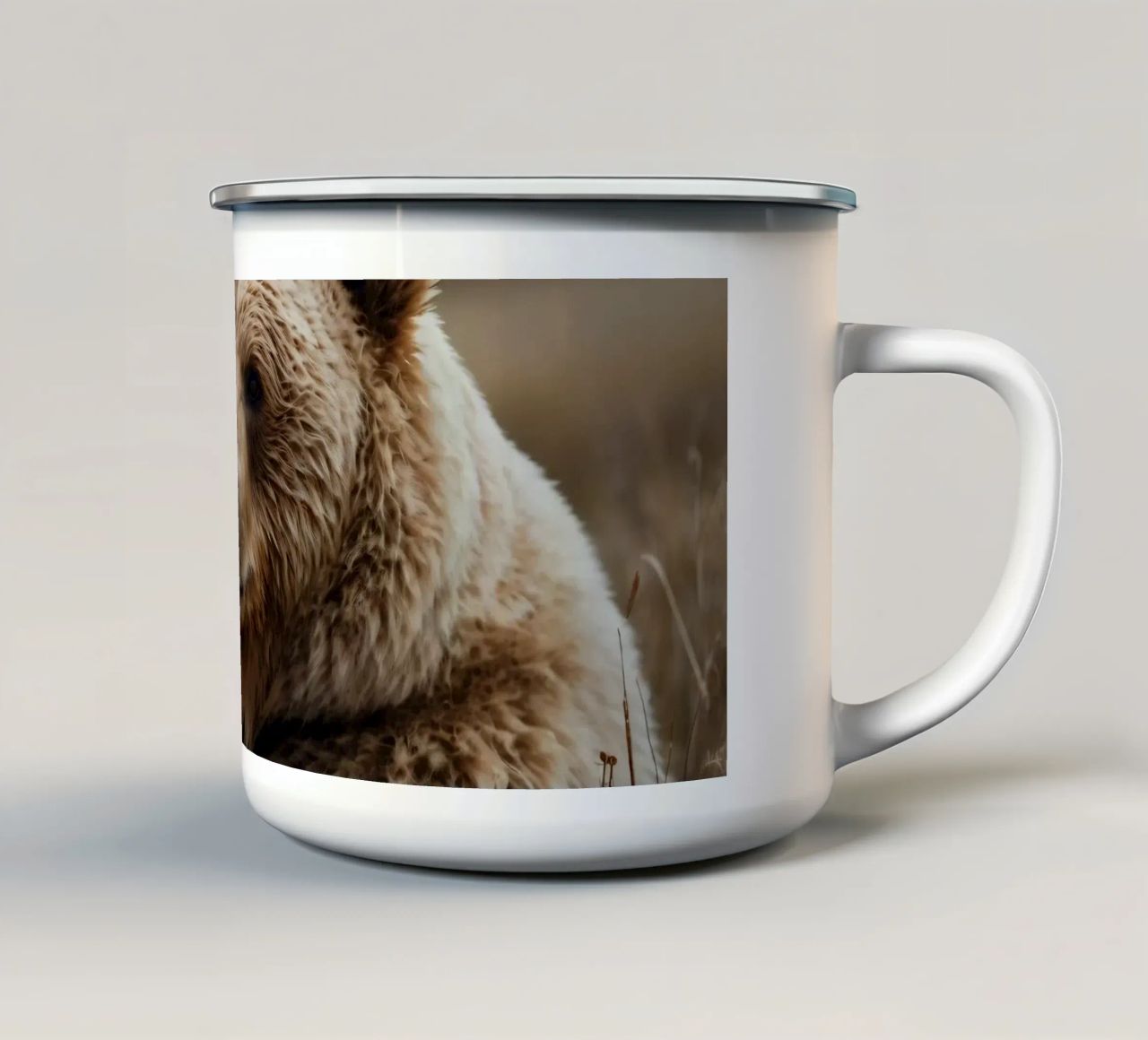 Vue rapprochée d'un ours brun se reposant dans un champ herbeux. mug en émail de DesignDoodle