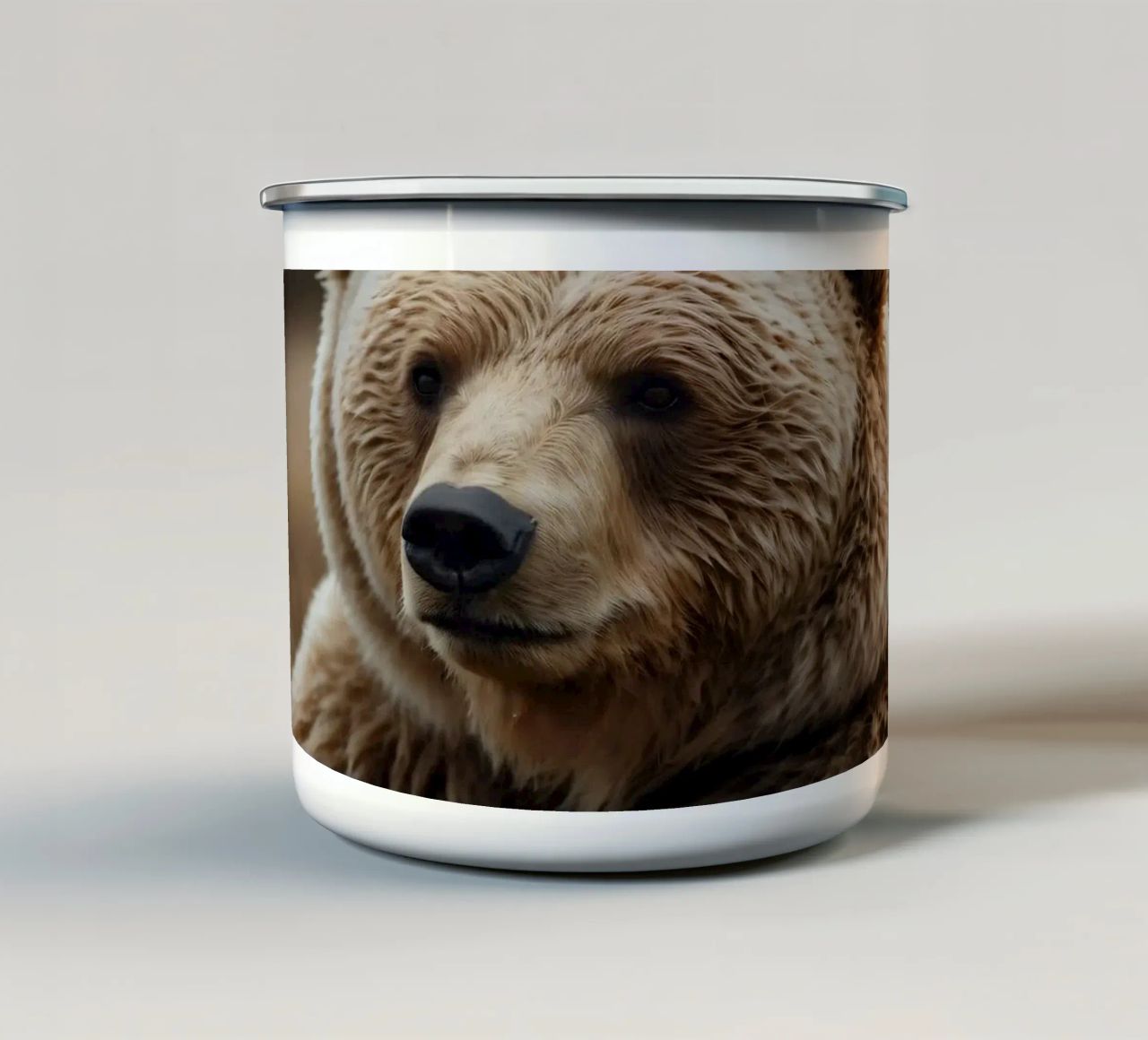 Vue rapprochée d'un ours brun se reposant dans un champ herbeux. mug en émail de DesignDoodle