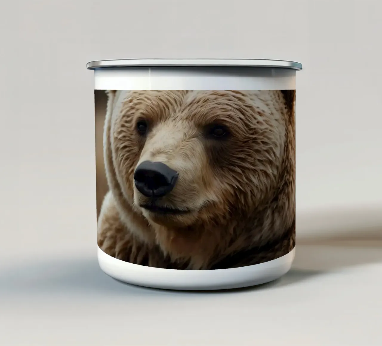 Una vista ravvicinata di un orso bruno che riposa in un campo erboso tazza in smalto da DesignDoodle