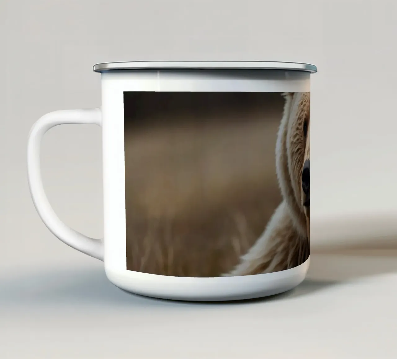 Una vista ravvicinata di un orso bruno che riposa in un campo erboso tazza in smalto da DesignDoodle