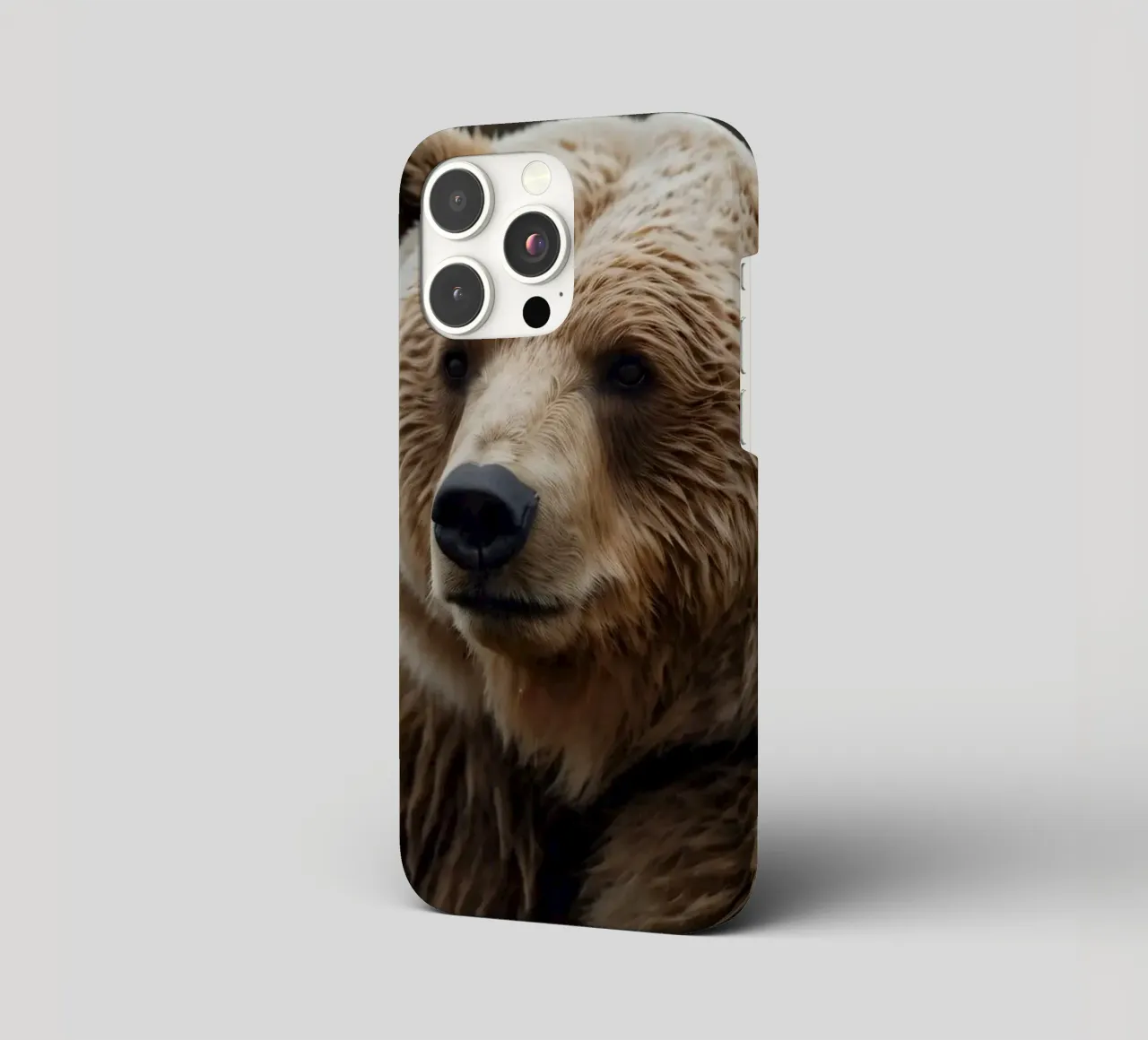 Vue rapprochée d'un ours brun se reposant dans un champ herbeux. coque iphone de DesignDoodle