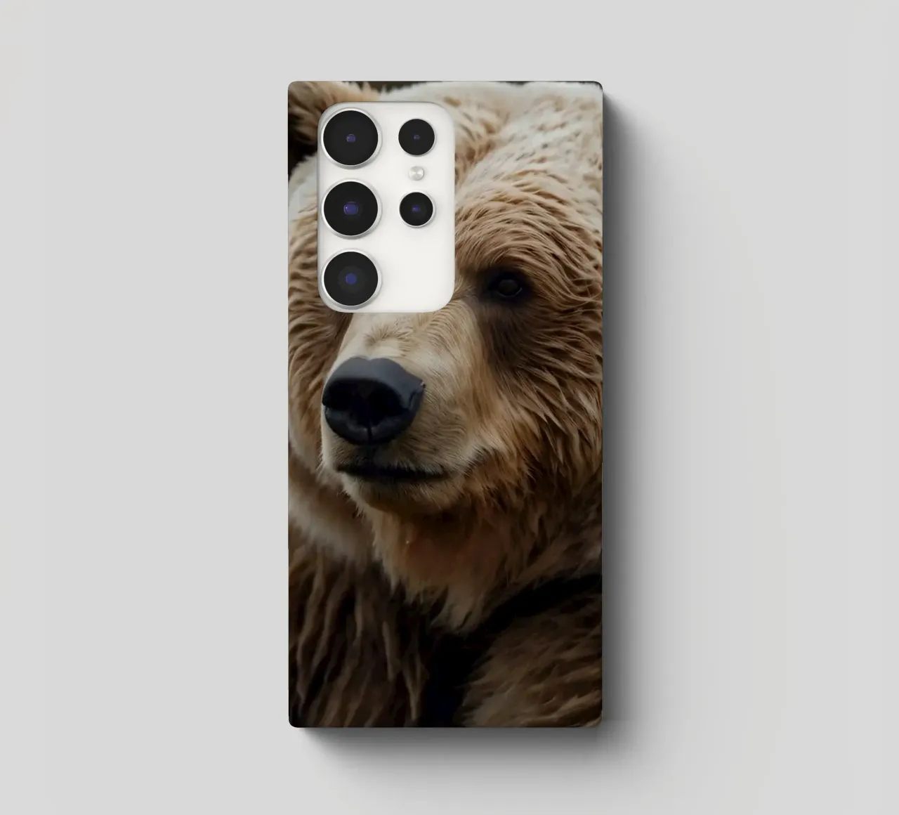 Vue rapprochée d'un ours brun se reposant dans un champ herbeux. coque samsung de DesignDoodle