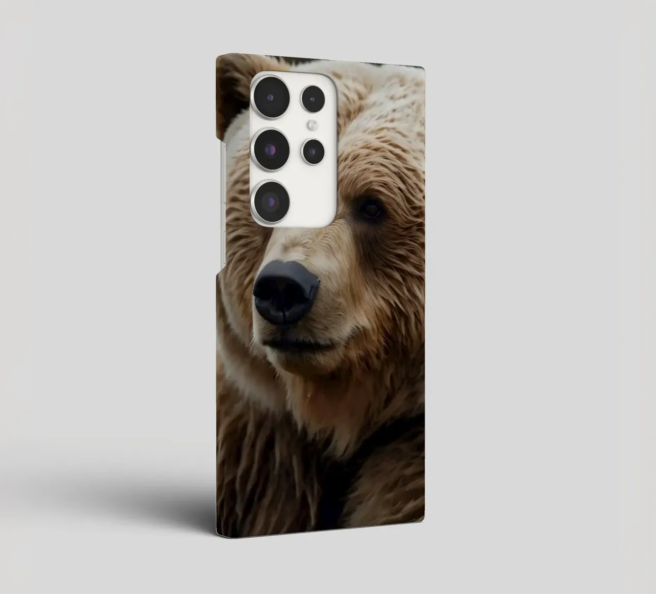 Vue rapprochée d'un ours brun se reposant dans un champ herbeux. coque samsung de DesignDoodle