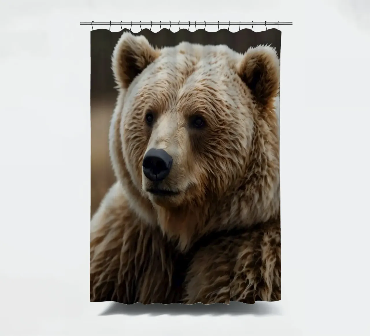 Vue rapprochée d'un ours brun se reposant dans un champ herbeux. rideau de douche de DesignDoodle